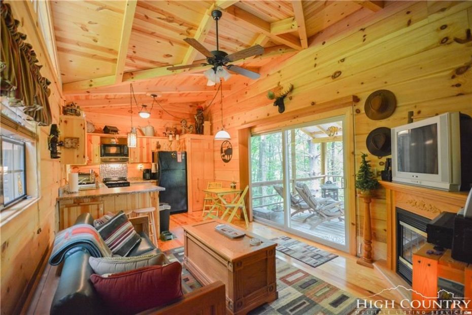 Lansing Cabin With Just 400 Sq Ft Of Space [ Tiny House Town ]